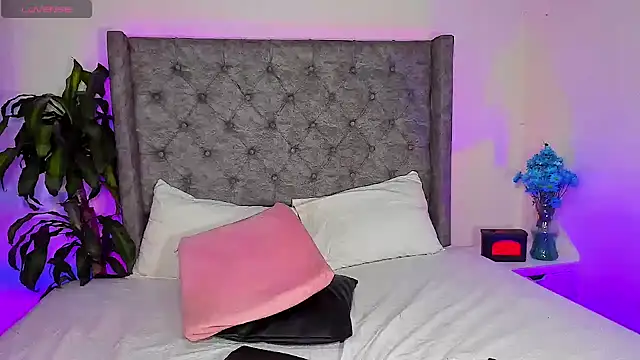 Snapshot of astridjonness chatting on February 20, 12:08 am astridjonness online show from February 20, 12:08 am