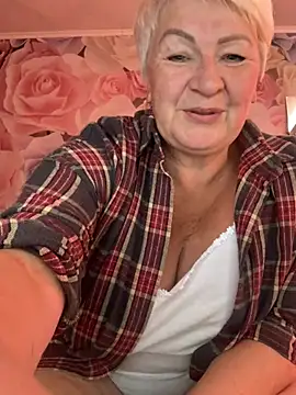 Snapshot of Laura_Millf chatting on June 25, 9:03 am Laura Millf online show from June 25, 9:03 am