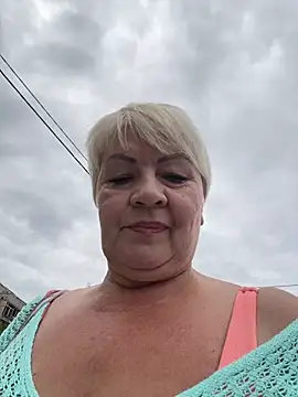 Snapshot of Laura_Millf chatting on July 10, 9:45 am Laura Millf online show from July 10, 9:45 am