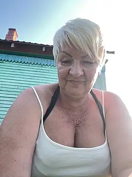 Snapshot of Laura_Millf chatting on July 28, 3:08 pm Laura Millf online show from July 28, 3:08 pm