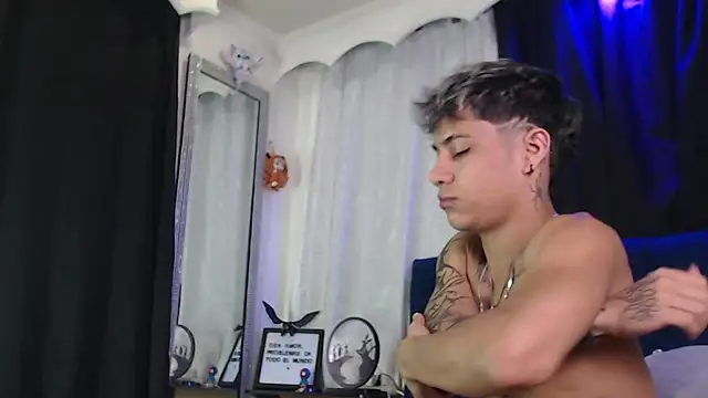 Snapshot of Sexys_Boys_Hot1 chatting on July 12, 1:18 am Sexys Boys Hot1 online show from July 12, 1:18 am
