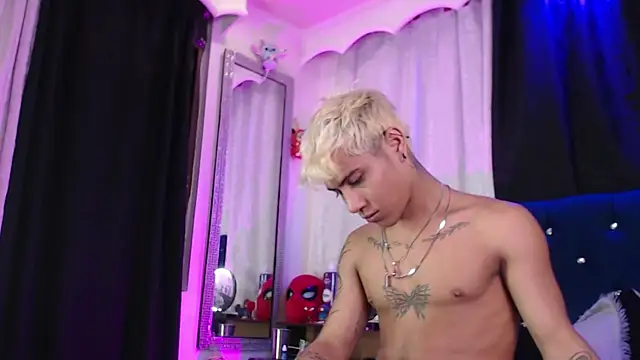 Snapshot of Sexys_Boys_Hot1 chatting on August 3, 1:04 am Sexys Boys Hot1 online show from August 3, 1:04 am