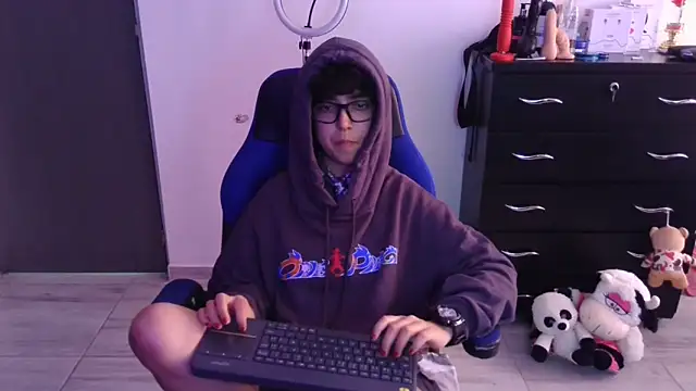 thomascooper7 online show from March 5, 7:43 pm