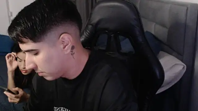 dereckbrownn online show from December 12, 9:04 pm