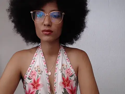 Snapshot of violettamartins chatting on May 9, 9:42 pm violettamartins online show from May 9, 9:42 pm