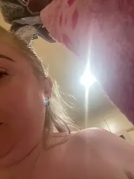 Snapshot of BrigitDani_ chatting on February 6, 1:43 pm BrigitDani online show from February 6, 1:43 pm