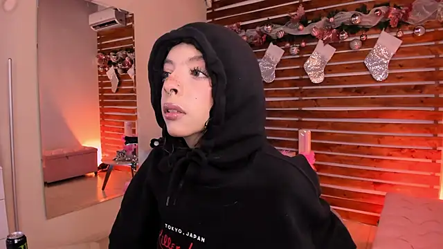 Snapshot of Sapphire_Venuss chatting on December 18, 12:38 am Sapphire Venuss online show from December 18, 12:38 am