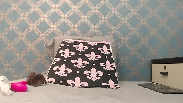 Snapshot of violeta_cute18 chatting on September 8, 7:46 pm violeta cute18 online show from September 8, 7:46 pm