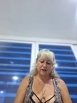 Snapshot of almaluna7 chatting on April 9, 11:43 pm almaluna7 online show from April 9, 11:43 pm