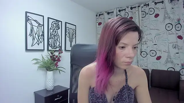 Snapshot of DanaaRey chatting on February 19, 11:28 am DanaaRey online show from February 19, 11:28 am