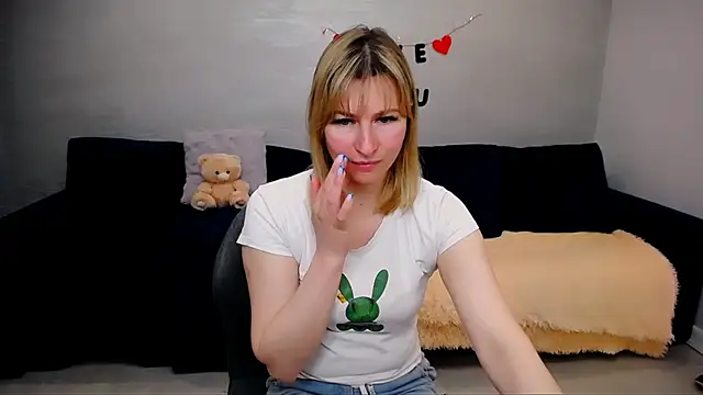 Snapshot of Incredible_Ariela chatting on May 10, 9:03 am Incredible Ariela online show from May 10, 9:03 am