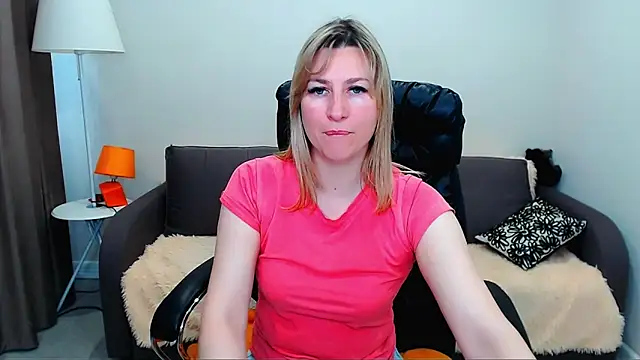 Snapshot of Incredible_Ariela chatting on June 5, 9:04 am Incredible Ariela online show from June 5, 9:04 am