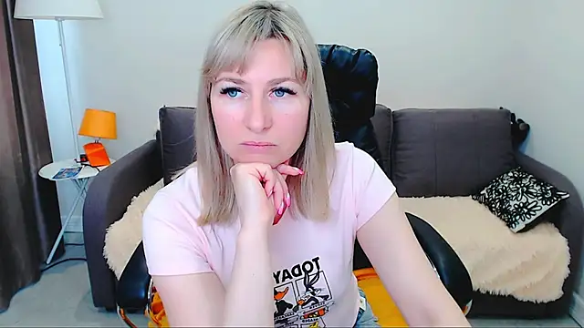 Snapshot of Incredible_Ariela chatting on June 14, 9:55 am Incredible Ariela online show from June 14, 9:55 am