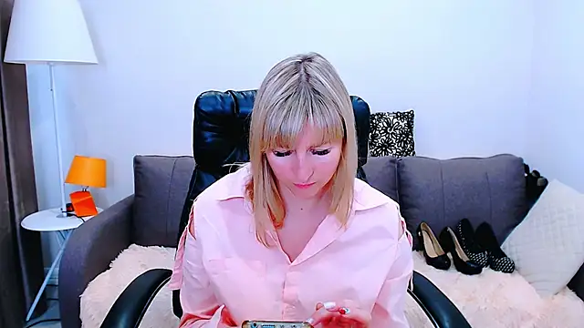 Snapshot of Incredible_Ariela chatting on June 25, 9:14 am Incredible Ariela online show from June 25, 9:14 am