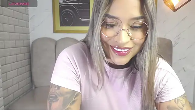 Snapshot of _Charlotte_v chatting on April 21, 4:30 am Charlotte v online show from April 21, 4:30 am