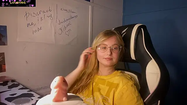 Snapshot of JacyWinslat chatting on March 4, 8:16 pm JacyWinslat online show from March 4, 8:16 pm