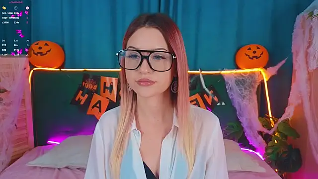 Snapshot of AlinaWalters chatting on October 23, 8:18 pm AlinaWalters online show from October 23, 8:18 pm