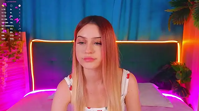 Snapshot of AlinaWalters chatting on November 7, 8:09 pm AlinaWalters online show from November 7, 8:09 pm