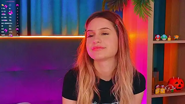 Snapshot of AlinaWalters chatting on November 9, 9:02 pm AlinaWalters online show from November 9, 9:02 pm