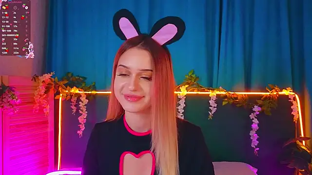 Snapshot of AlinaWalters chatting on November 19, 8:09 pm AlinaWalters online show from November 19, 8:09 pm