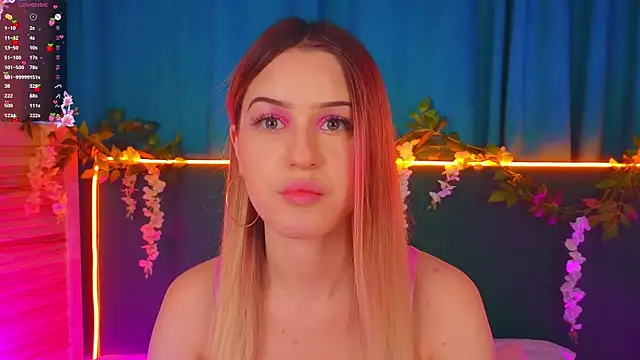 Snapshot of AlinaWalters chatting on November 21, 8:07 pm AlinaWalters online show from November 21, 8:07 pm