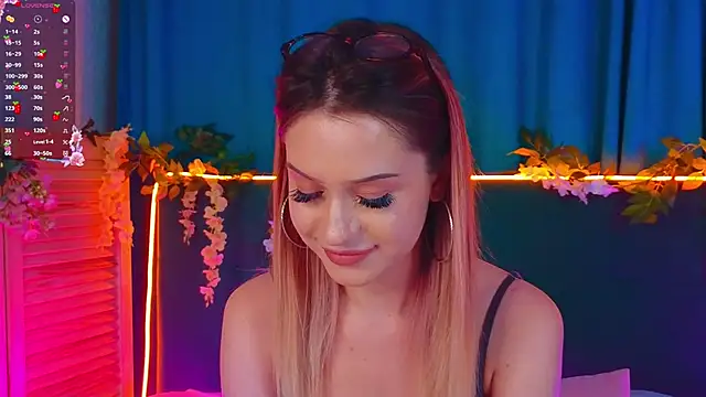 Snapshot of AlinaWalters chatting on November 26, 7:59 pm AlinaWalters online show from November 26, 7:59 pm