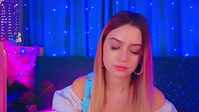 Snapshot of AlinaWalters chatting on December 14, 8:35 pm AlinaWalters online show from December 14, 8:35 pm