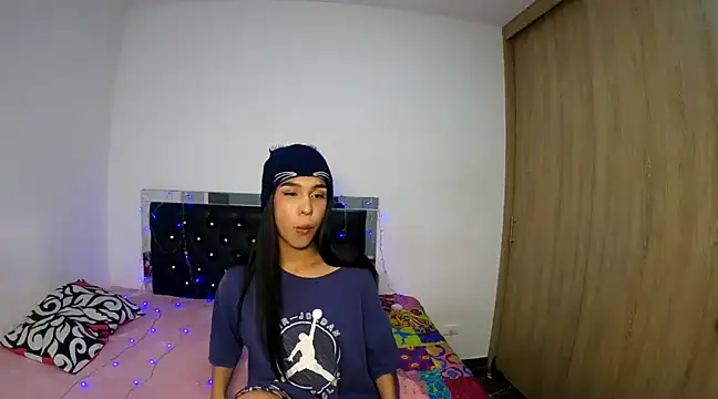 Snapshot of hot_quenn chatting on December 2, 3:15 am hot quenn online show from December 2, 3:15 am