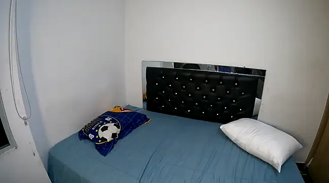 Snapshot of hot_quenn chatting on December 8, 6:28 pm hot quenn online show from December 8, 6:28 pm