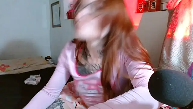 Snapshot of kittenlizz chatting on December 22, 4:37 pm kittenlizz online show from December 22, 4:37 pm