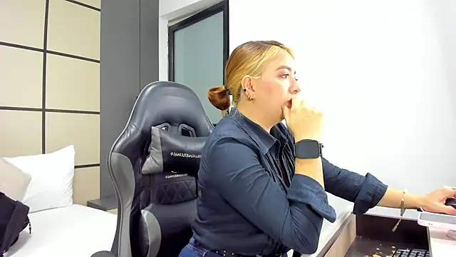 alma fenix online show from February 11, 2:11 pm