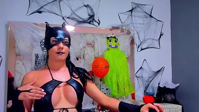 Snapshot of ZachaTompson chatting on October 31, 9:49 pm ZachaTompson online show from October 31, 9:49 pm