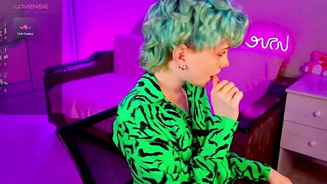 Snapshot of School_Love chatting on December 6, 4:17 pm School Love online show from December 6, 4:17 pm