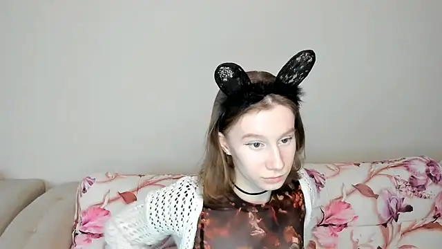 Snapshot of EnigmaSee chatting on December 2, 9:24 am EnigmaSee online show from December 2, 9:24 am