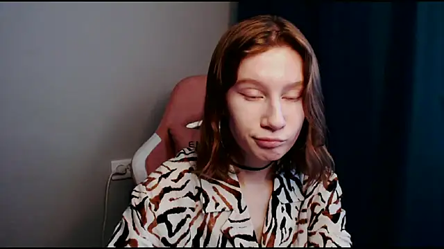 Snapshot of EnigmaSee chatting on December 7, 8:00 am EnigmaSee online show from December 7, 8:00 am