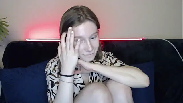 Snapshot of EnigmaSee chatting on December 7, 11:07 am EnigmaSee online show from December 7, 11:07 am