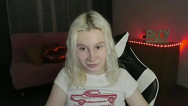 Snapshot of EnigmaSee chatting on May 29, 8:40 pm EnigmaSee online show from May 29, 8:40 pm