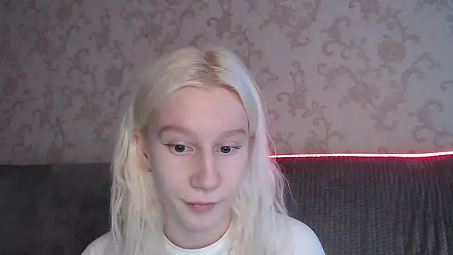 Snapshot of EnigmaSee chatting on June 8, 1:39 am EnigmaSee online show from June 8, 1:39 am