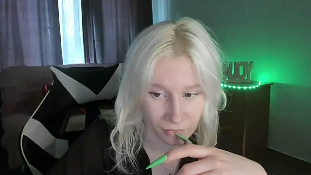 Snapshot of EnigmaSee chatting on June 13, 9:18 am EnigmaSee online show from June 13, 9:18 am