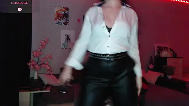 Snapshot of Fluffy_Tiffy chatting on February 26, 6:58 am Fluffy Tiffy online show from February 26, 6:58 am