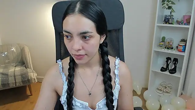 Snapshot of _BellaEvans_ chatting on May 9, 4:50 am BellaEvans online show from May 9, 4:50 am