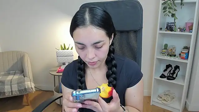 Snapshot of _BellaEvans_ chatting on May 25, 4:51 am BellaEvans online show from May 25, 4:51 am