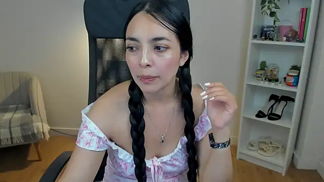 Snapshot of _BellaEvans_ chatting on June 5, 6:52 am BellaEvans online show from June 5, 6:52 am
