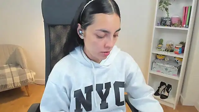 Snapshot of _BellaEvans_ chatting on June 13, 4:21 am BellaEvans online show from June 13, 4:21 am