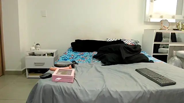 AnnieRoss69 online show from December 15, 4:33 pm