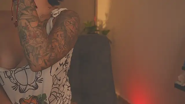 Snapshot of LorenRosse chatting on November 25, 12:21 am LorenRosse online show from November 25, 12:21 am