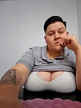 Snapshot of DevilDahm chatting on February 18, 11:52 pm DevilDahm online show from February 18, 11:52 pm