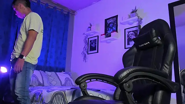 Snapshot of ThomsEvery_ chatting on September 23, 2:47 am ThomsEvery online show from September 23, 2:47 am