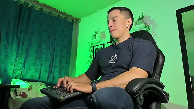 Snapshot of ThomsEvery_ chatting on October 16, 1:06 am ThomsEvery online show from October 16, 1:06 am