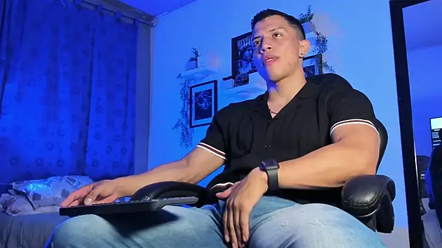 Snapshot of ThomsEvery_ chatting on November 13, 11:47 pm ThomsEvery online show from November 13, 11:47 pm